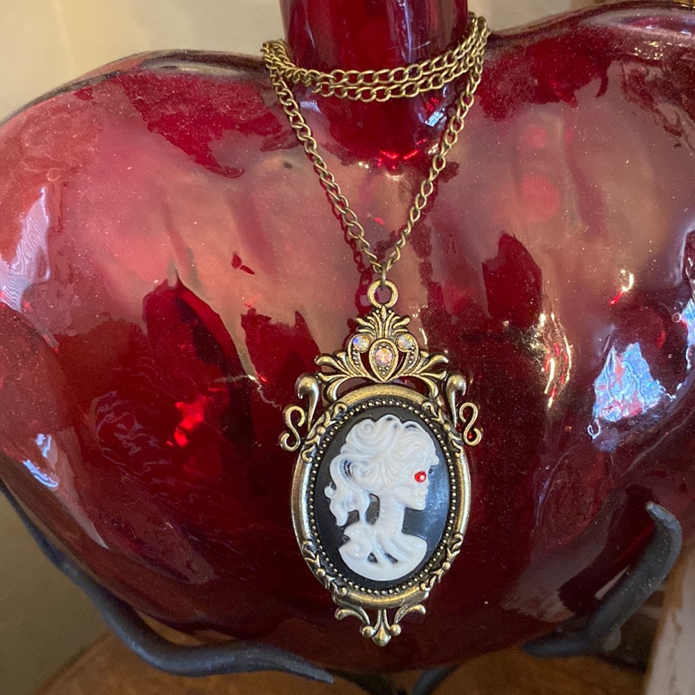 NWT Gothic Lady Skeleton Cameo necklace